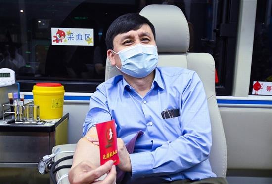 张文宏献血现场。本文图片 上海市血液中心提供